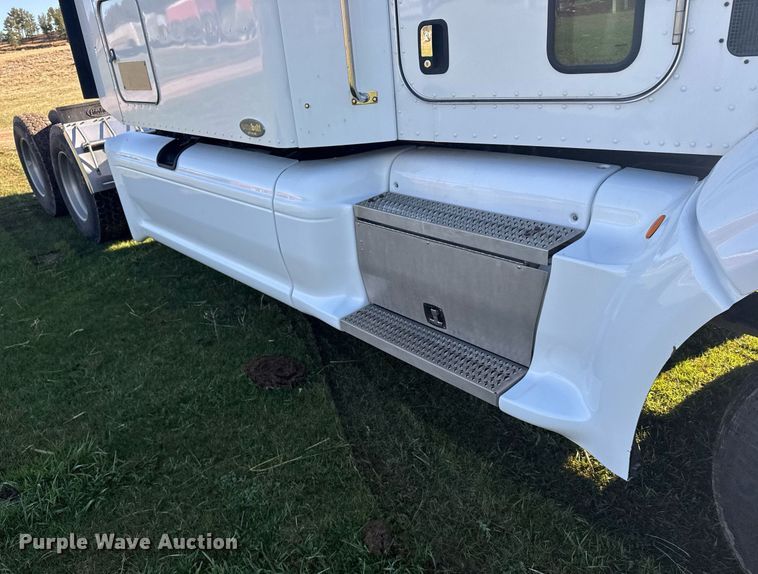 image for item EG6407 2011 Peterbilt 386 semi truck