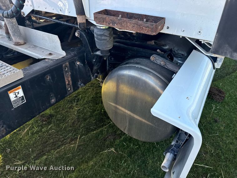 image for item EG6407 2011 Peterbilt 386 semi truck