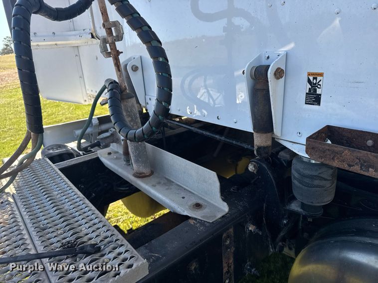 image for item EG6407 2011 Peterbilt 386 semi truck