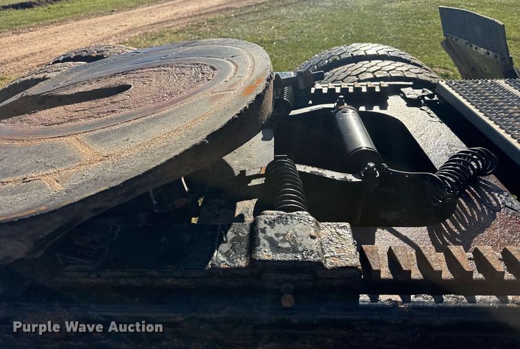 image for item EG6407 2011 Peterbilt 386 semi truck