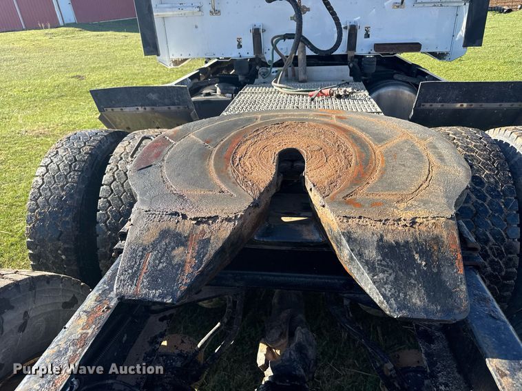 image for item EG6407 2011 Peterbilt 386 semi truck