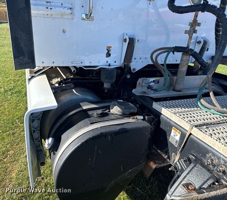 image for item EG6407 2011 Peterbilt 386 semi truck