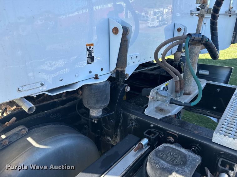 image for item EG6407 2011 Peterbilt 386 semi truck