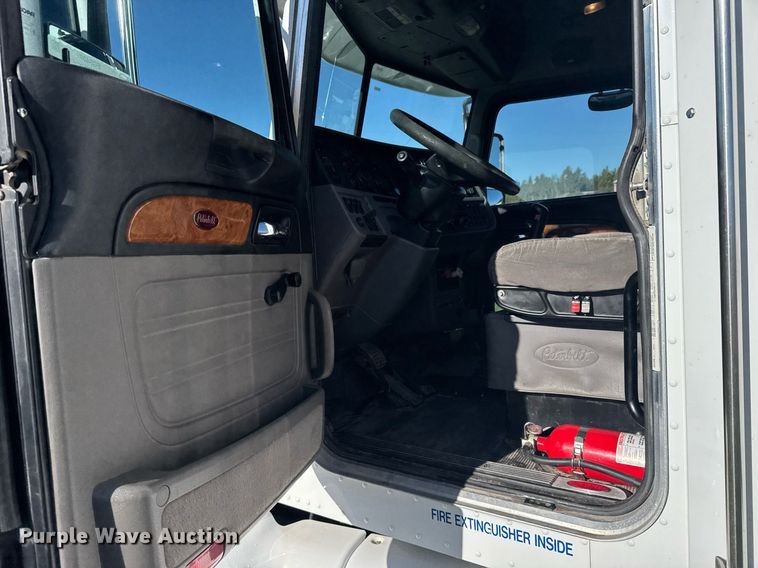 image for item EG6407 2011 Peterbilt 386 semi truck