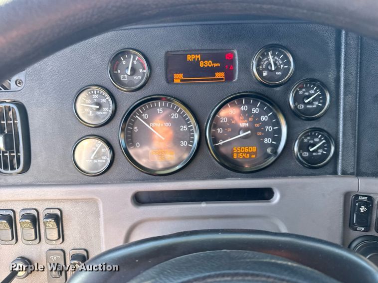 image for item EG6407 2011 Peterbilt 386 semi truck