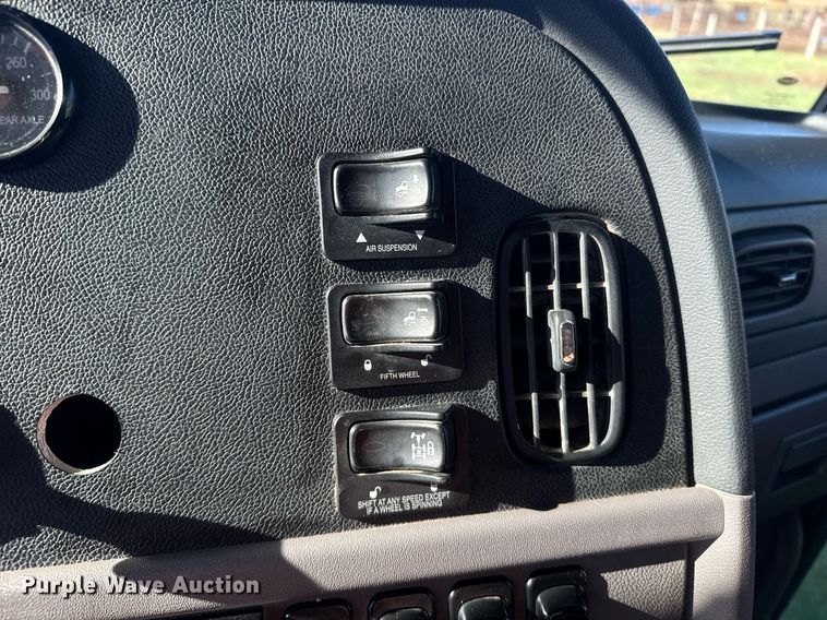 image for item EG6407 2011 Peterbilt 386 semi truck