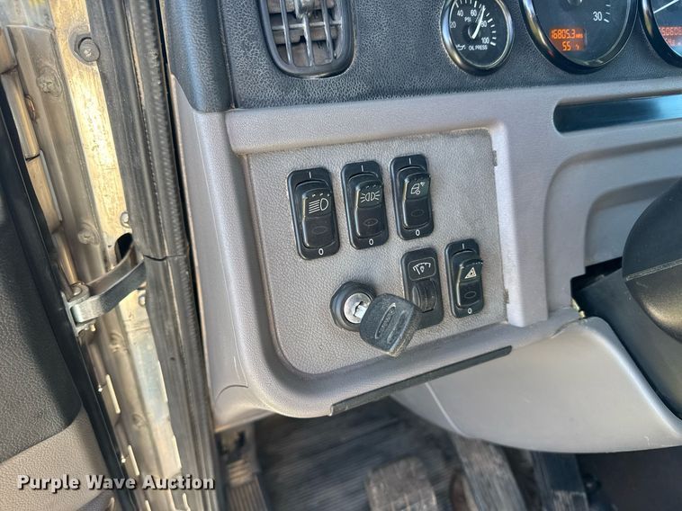 image for item EG6407 2011 Peterbilt 386 semi truck