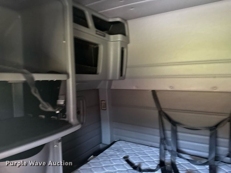 image for item EG6407 2011 Peterbilt 386 semi truck