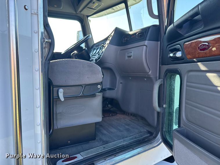 image for item EG6407 2011 Peterbilt 386 semi truck