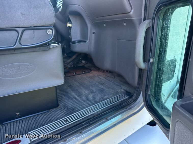 image for item EG6407 2011 Peterbilt 386 semi truck