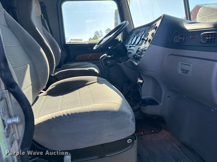 image for item EG6407 2011 Peterbilt 386 semi truck