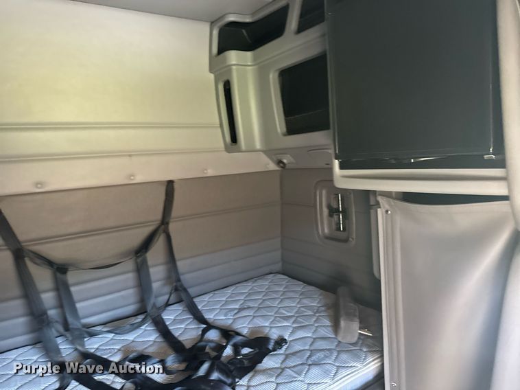 image for item EG6407 2011 Peterbilt 386 semi truck