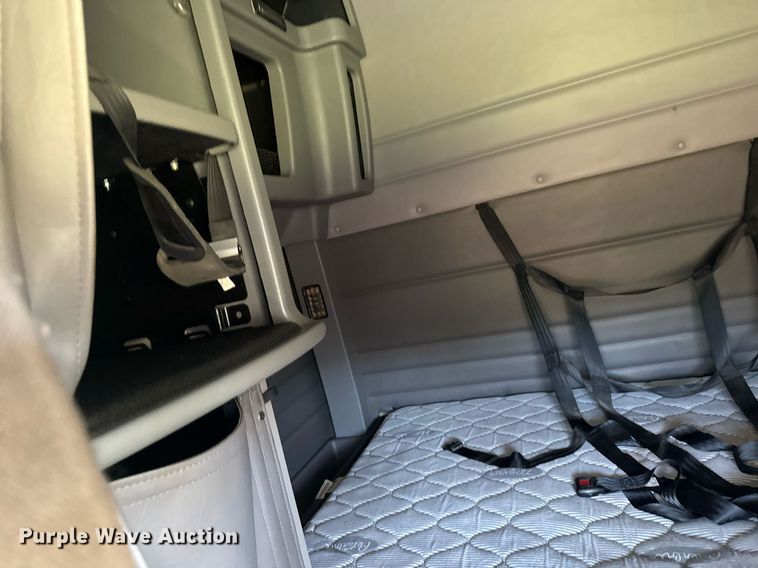 image for item EG6407 2011 Peterbilt 386 semi truck