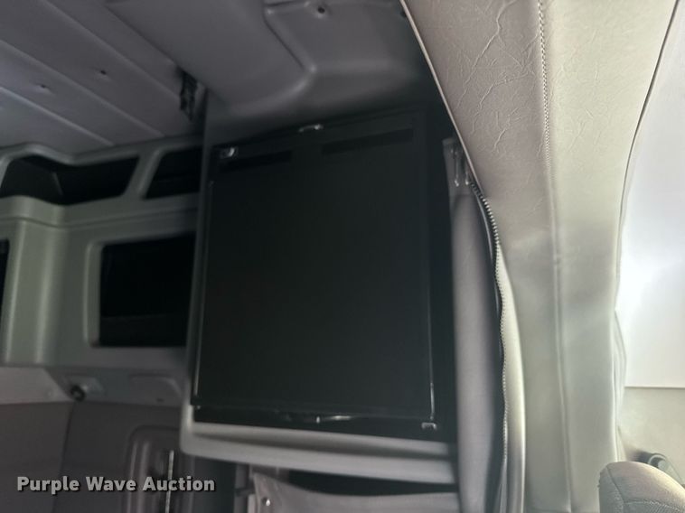 image for item EG6407 2011 Peterbilt 386 semi truck