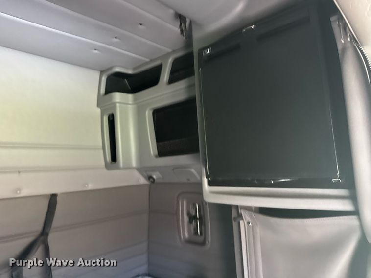 image for item EG6407 2011 Peterbilt 386 semi truck