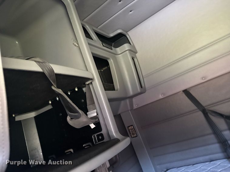 image for item EG6407 2011 Peterbilt 386 semi truck