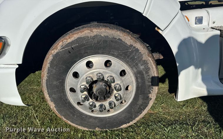 image for item EG6407 2011 Peterbilt 386 semi truck