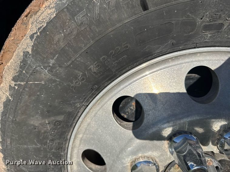 image for item EG6407 2011 Peterbilt 386 semi truck