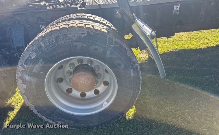 image for item EG6407 2011 Peterbilt 386 semi truck