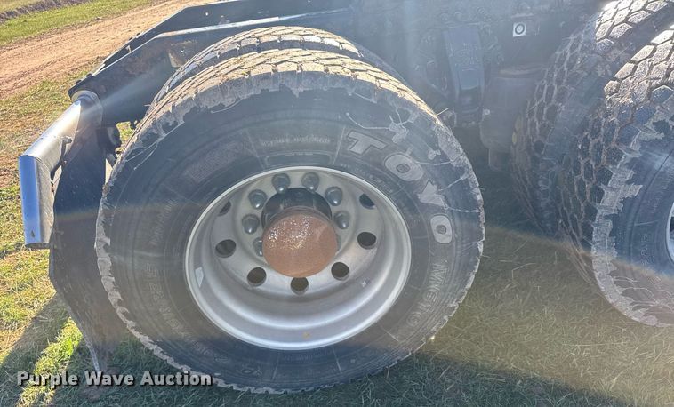 image for item EG6407 2011 Peterbilt 386 semi truck