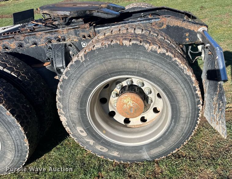 image for item EG6407 2011 Peterbilt 386 semi truck