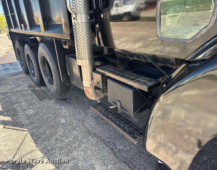 image for item EG6411 1999 Sterling M8500 dump truck