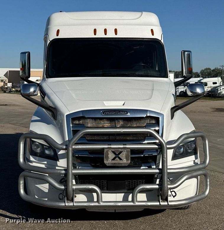 image for item EG6435 2019 Freightliner Cascadia semi truck