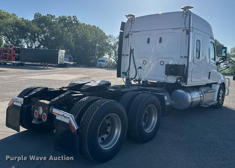 image for item EG6435 2019 Freightliner Cascadia semi truck