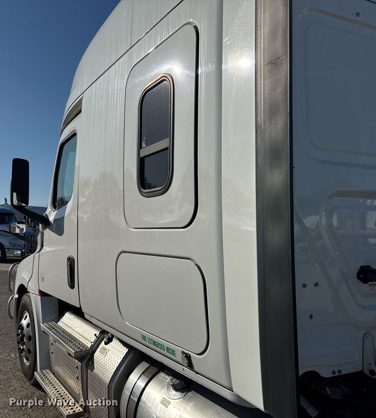 image for item EG6435 2019 Freightliner Cascadia semi truck