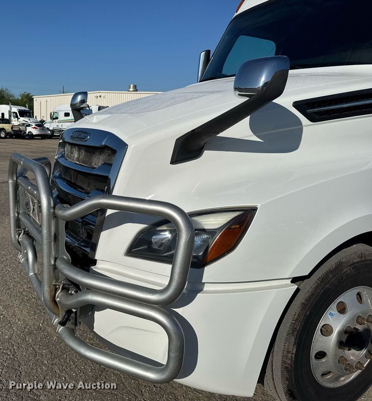 image for item EG6435 2019 Freightliner Cascadia semi truck