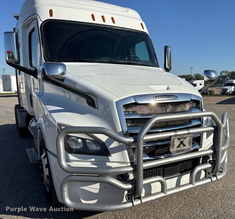 image for item EG6435 2019 Freightliner Cascadia semi truck