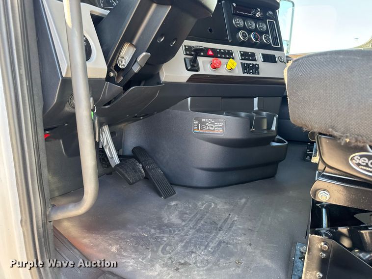 image for item EG6435 2019 Freightliner Cascadia semi truck