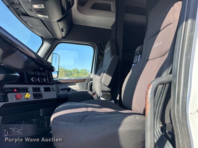 image for item EG6435 2019 Freightliner Cascadia semi truck