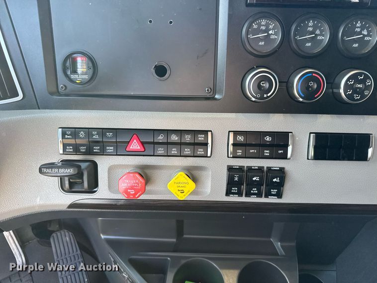 image for item EG6435 2019 Freightliner Cascadia semi truck