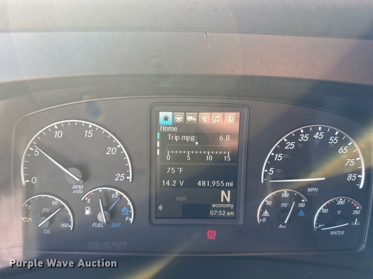 image for item EG6435 2019 Freightliner Cascadia semi truck