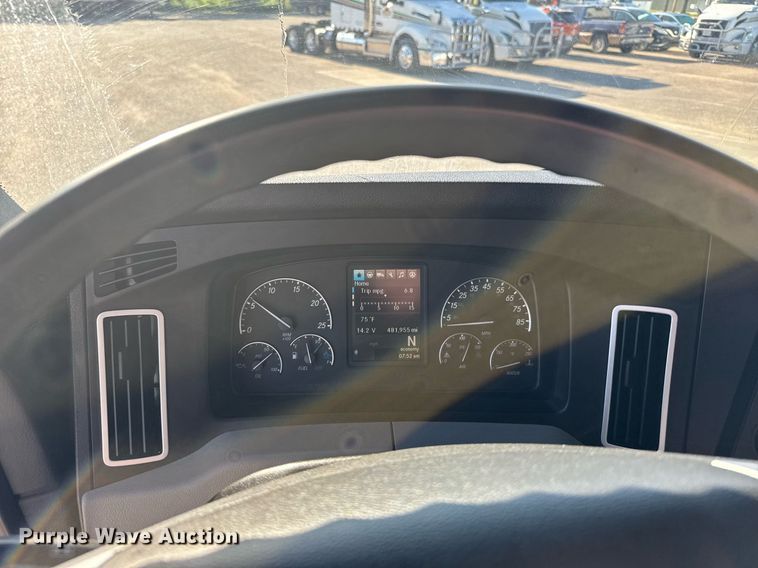 image for item EG6435 2019 Freightliner Cascadia semi truck