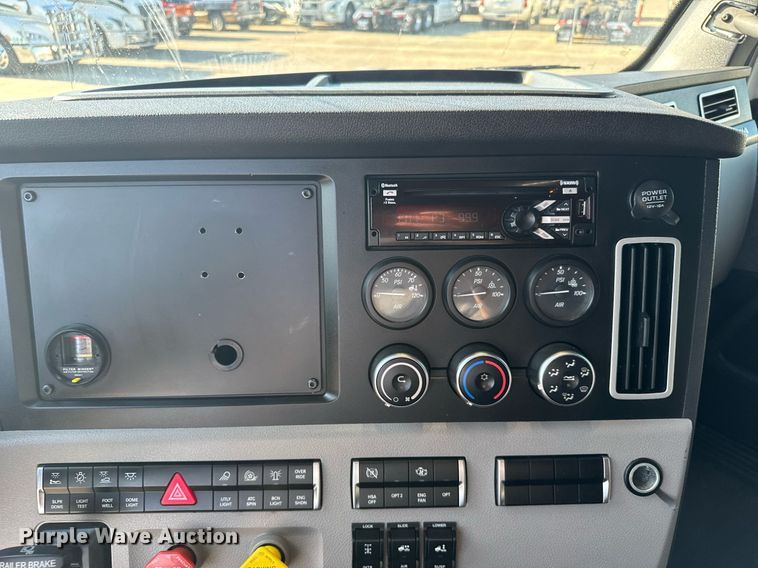 image for item EG6435 2019 Freightliner Cascadia semi truck