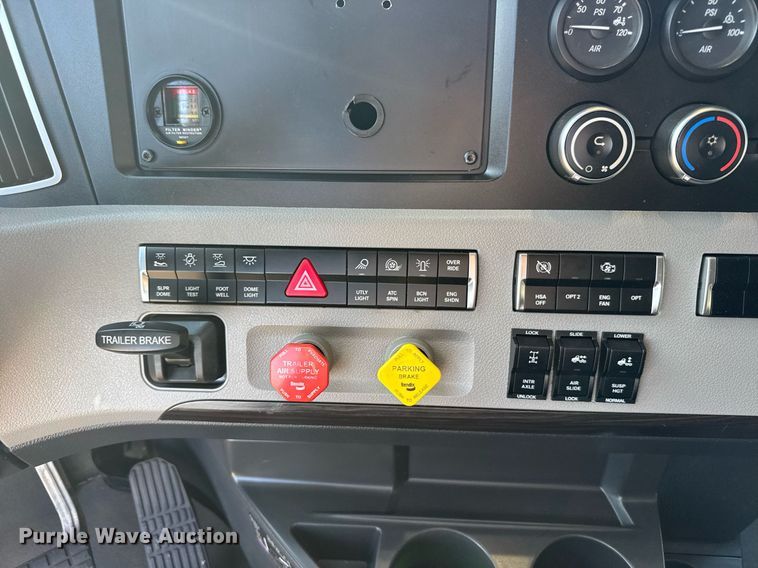 image for item EG6435 2019 Freightliner Cascadia semi truck