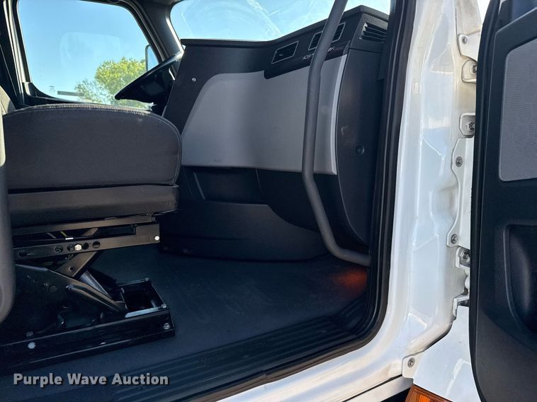 image for item EG6435 2019 Freightliner Cascadia semi truck