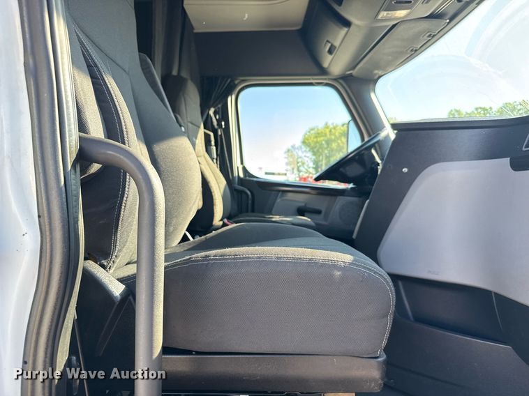 image for item EG6435 2019 Freightliner Cascadia semi truck