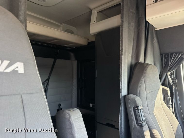 image for item EG6435 2019 Freightliner Cascadia semi truck