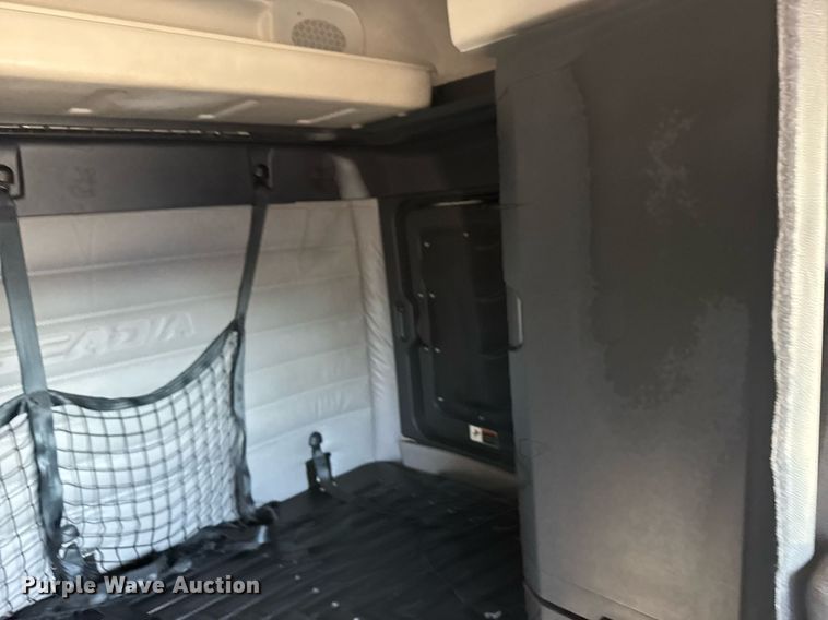 image for item EG6435 2019 Freightliner Cascadia semi truck