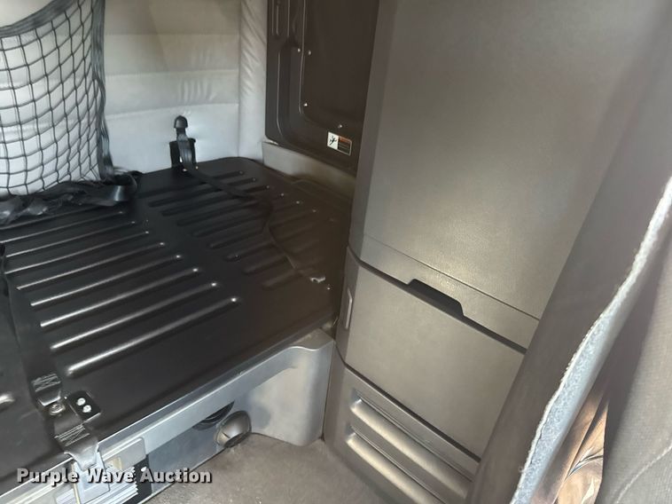 image for item EG6435 2019 Freightliner Cascadia semi truck