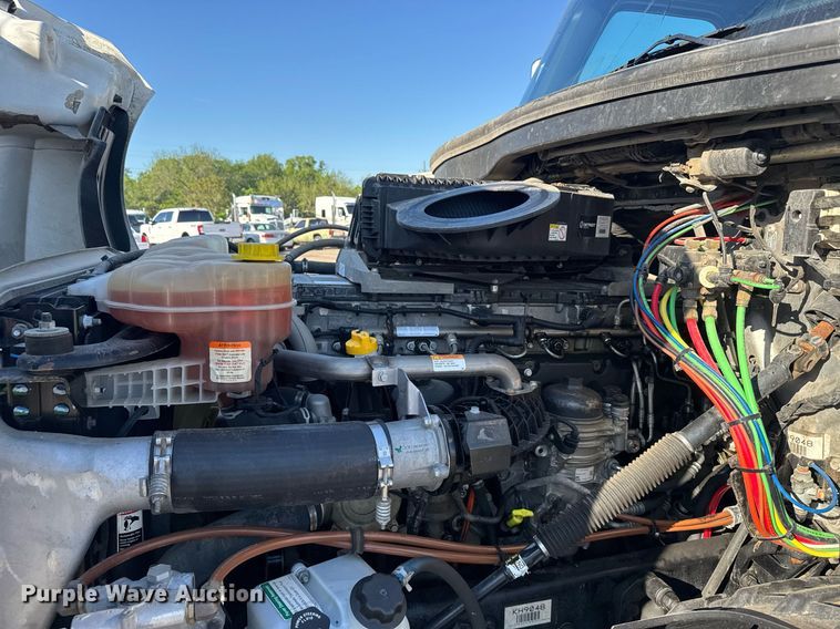 image for item EG6435 2019 Freightliner Cascadia semi truck