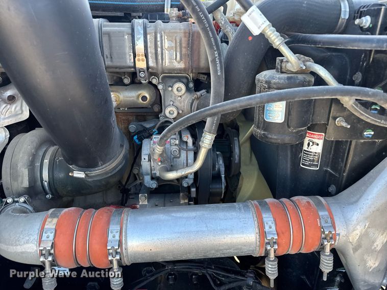 image for item EG6435 2019 Freightliner Cascadia semi truck