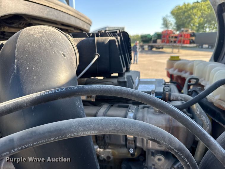 image for item EG6435 2019 Freightliner Cascadia semi truck