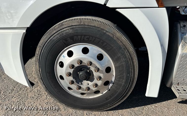 image for item EG6435 2019 Freightliner Cascadia semi truck