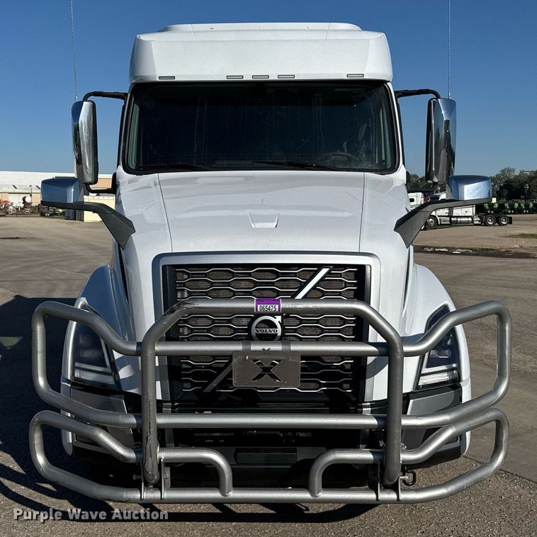 image for item EG6436 2021 Volvo VNL semi truck