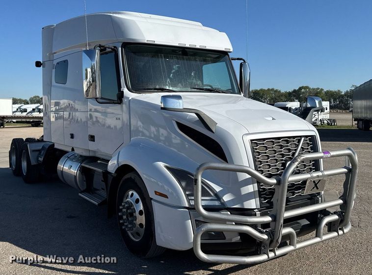 image for item EG6436 2021 Volvo VNL semi truck