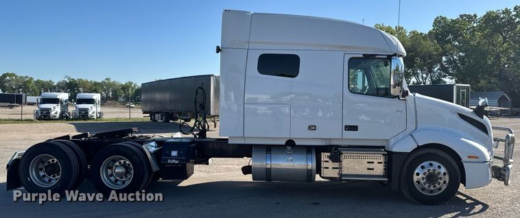 image for item EG6436 2021 Volvo VNL semi truck